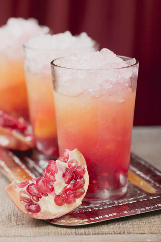 果汁,无人,竖图,俯视,室内,特写,白天,餐桌,桌子,石榴,杯子,水果,一排,阴影,新鲜,整齐,反射,影子,冰,生食,冰块,食品,果实,饮品,三杯,冷冻,玻璃制品,食物,饮料,排列,三个,红色,水杯,寒冷,有机食品,绿色食品,冷藏,餐台,冰冷,队列,可口,保鲜,适口,玻璃杯,涂林,若榴,金罂,金庞,丹若,安石榴,彩图,高角度拍摄