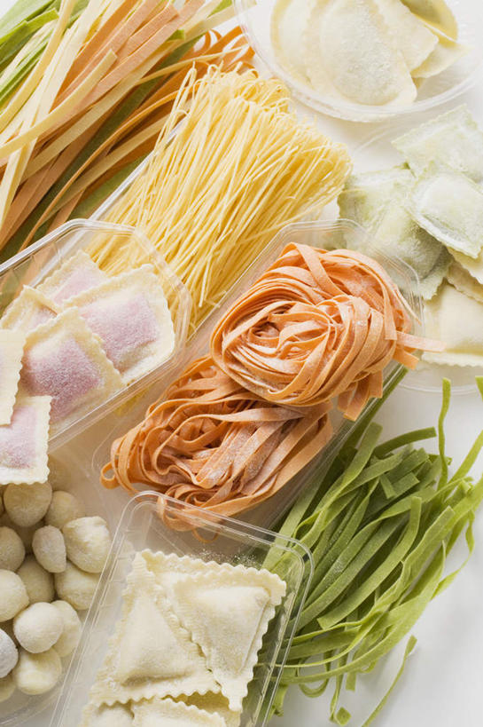 馄饨,面食,面条,意大利面,无人,竖图,俯视,室内,特写,白天,白色背景,西餐,许多,阴影,反射,影子,面,料理,食品,食物,黄色,绿色,橙色,西式,摄影,影棚,意大利馄饨,意大利饺子,彩图,高角度拍摄,影棚拍摄,拍摄