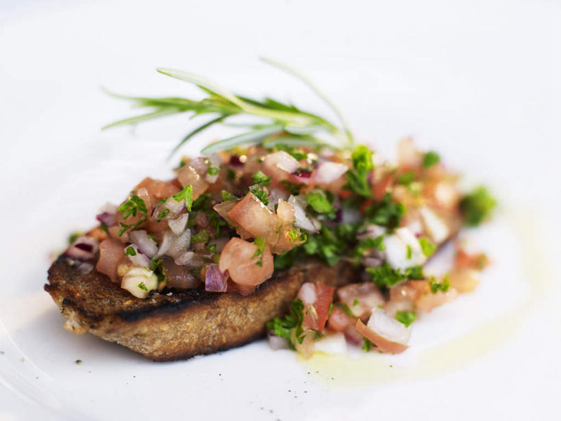 点心,面包,无人,横图,俯视,室内,特写,白天,餐桌,桌子,地铁,蔬菜,西红柿,洋葱,餐具,阴影,新鲜,反射,碟子,盘,影子,食品,面点,轨道交通,食物,糕点,一个,盘子,碟,有机食品,绿色食品,单个,餐台,玉葱,圆葱,洋葱头,球葱,番茄,葱头,彩图,高角度拍摄,地铁机动车,地下铁,轻轨