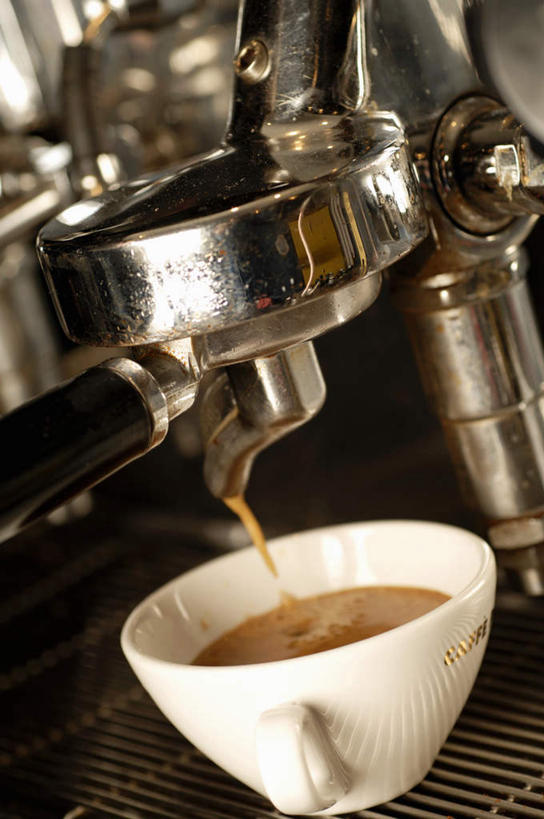 咖啡,无人,竖图,俯视,室内,特写,白天,幸福,雾,桌面,桌子,杯子,阴影,沸腾,朦胧,模糊,反射,木制,蒸汽,瓷器,电器,工具,影子,咖啡杯,陶瓷制品,水蒸气,雾气,娱乐,设备,饮料,一个,木制品,享受,休闲,温馨,放松,乐趣,冲泡,单个,气体,提神,舒适,家电,家用电器,咖啡机,磨粉,瓷杯,醒脑,蒸发,软饮料,彩图,高角度拍摄,清除,压粉,装粉