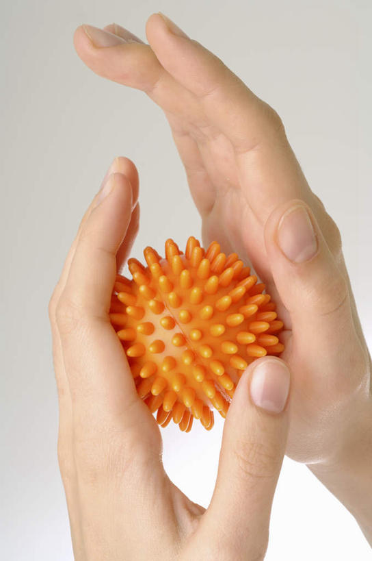 西方人,手,一个人,竖图,俯视,室内,特写,白天,白色背景,游戏,餐桌,桌子,玩具,欧洲,欧洲人,双手,仅一个男性,仅一个人,握,阴影,反射,影子,玩,娱乐,球,仅一个年轻男性,一个,休闲,手部,橙色,益智,握着,摄影,影棚,单个,餐台,活动,发泄,消遣,智力,宣泄,男人,男性,年轻男性,白种人,玩耍,嬉戏,半身,彩图,高角度拍摄,影棚拍摄,拍摄