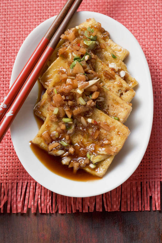 豆腐,无人,竖图,俯视,室内,特写,白天,烹饪,中餐,筷子,蒜,餐具,红色背景,朦胧,模糊,碟子,盘,葱,料理,食品,文化,传统,菜肴,美食,食物,盘子,碟,中式,摄影,佳肴,影棚,礼节,豆制品,礼仪,老豆腐,北豆腐,北方豆腐,卤水豆腐,硬豆腐,进餐用具,彩图,高角度拍摄,影棚拍摄,拍摄