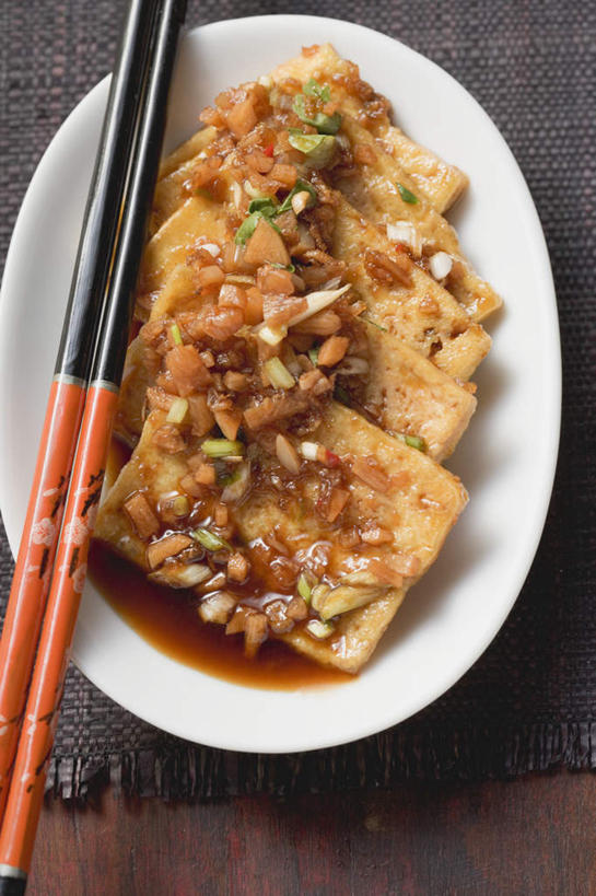 豆腐,竖图,室内,特写,白天,正面,烹饪,中餐,筷子,桌面,桌子,蔬菜,蒜,餐具,一双,阴影,新鲜,反射,木制,碟子,盘,影子,料理,食品,蒜头,文化,传统,菜肴,美食,食物,一个,盘子,木制品,碟,中式,佳肴,有机食品,绿色食品,单个,礼节,豆制品,礼仪,老豆腐,胡蒜,北豆腐,北方豆腐,卤水豆腐,硬豆腐,进餐用具,大蒜,半身,彩图