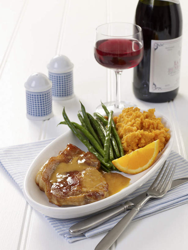 红酒,葡萄酒,无人,竖图,俯视,室内,特写,白天,白色背景,烹饪,西餐,柑橘,芦笋,蔬菜,杯子,餐具,水果,阴影,新鲜,反射,叉子,刀叉,刀子,高脚杯,影子,勺子,陶瓷,肉,生食,牛排,牛肉,料理,食品,果实,陶瓷制品,红酒杯,酒类,一杯,红酒瓶,菜肴,美食,肉类,玻璃制品,酒,酒瓶,食物,饮料,两个,一个,玻璃瓶,酒杯,瓶子,容器,塑料制品,调羹,汤匙,碗,塑料瓶,红葡萄酒,西式,摄影,佳肴,有机食品,绿色食品,影棚,单个,储藏,葡萄酒杯,葡萄酒瓶,储存,餐刀,肉食,餐叉,玻璃杯,进餐用具,橘子,桔子,橙子,橙,猪尾巴,药鸡豆子,石刁柏,蚂蚁杆,龙须菜,狼尾巴根,彩图,高角度拍摄,影棚拍摄,拍摄,贮存