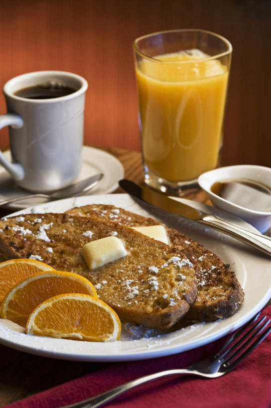 点心,面包,果汁,咖啡,无人,竖图,俯视,室内,特写,白天,幸福,柑橘,杯子,餐具,水果,两块,阴影,新鲜,反射,布料,叉子,瓷器,刀叉,刀子,碟子,盘,影子,生食,橙汁,食品,面点,果实,咖啡杯,陶瓷制品,饮品,布纹,娱乐,玻璃制品,桌布,食物,糕点,饮料,盘子,餐巾,水杯,碟,台布,享受,休闲,温馨,放松,乐趣,摄影,有机食品,绿色食品,影棚,褐色背景,提神,舒适,可口,餐刀,瓷杯,醒脑,餐叉,软饮料,适口,玻璃杯,进餐用具,橘子,桔子,橙子,橙,彩图,高角度拍摄,影棚拍摄,拍摄