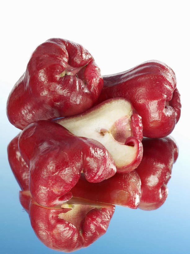 无人,竖图,俯视,室内,特写,白天,餐桌,桌子,水果,切开,阴影,蓝色背景,新鲜,反射,影子,生食,食品,果实,食物,红色,切,四个,莲雾,摄影,有机食品,绿色食品,影棚,餐台,剖面,切面,天桃,洋蒲桃,彩图,高角度拍摄,影棚拍摄,拍摄