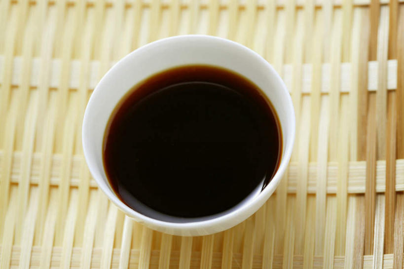 无人,横图,俯视,室内,特写,白天,餐桌,桌子,阴影,反射,影子,陶瓷,调料,陶瓷制品,调味品,调味料,酱油,一个,白色,容器,碗,摄影,影棚,单个,餐台,储藏,储存,豉油,彩图,高角度拍摄,影棚拍摄,拍摄,贮存