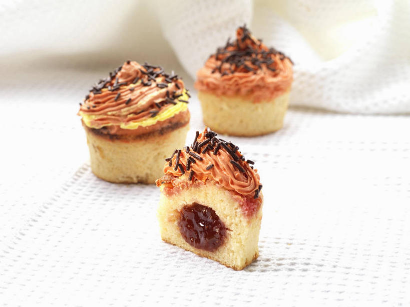 点心,无人,横图,俯视,室内,特写,白天,白色背景,下午茶,切开,阴影,花纹,反射,布,图案,影子,食品,甜点,甜品,布纹,松饼,食物,糕点,甜食,奶油,切,摄影,影棚,布匹,乳制品,剖面,切面,激凌,克林姆,淇淋,玛芬蛋糕,彩图,高角度拍摄,影棚拍摄,拍摄,草莓松饼