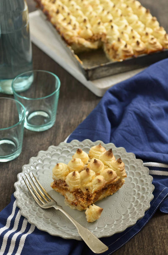 奶酪,无人,竖图,俯视,室内,特写,白天,烹饪,西餐,桌面,桌子,杯子,餐具,阴影,朦胧,模糊,反射,木制,叉子,刀叉,刀子,碟子,盘,影子,干酪,起司,料理,食品,土豆泥,芝士,营养,菜肴,美食,玻璃制品,酒瓶,食物,盘子,玻璃瓶,餐巾,木制品,瓶子,水杯,碟,乳酪,西式,佳肴,乳制品,餐刀,发酵,餐叉,马铃薯泥,薯蓉,保洁方巾,口布,玻璃杯,进餐用具,彩图,高角度拍摄,芝士焗土豆泥