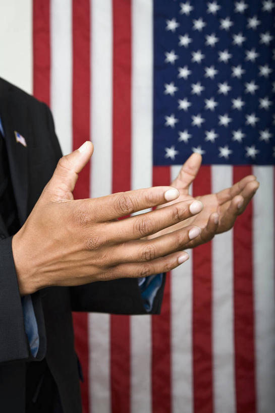 西方人,手,一个人,商务人士,商务男性,站,竖图,室内,白天,侧面,衬衫,旗帜,国旗,欧洲,非洲,黑人,欧洲人,双手,仅一个男性,仅一个人,仅一个中年男性,阴影,套装,反射,影子,星条旗,演讲,站着,手部,美国国旗,报告,徽章,演说,商务装,宣传,工薪阶层,政治家,鼓动,讲演,男人,男性,中年男性,非洲人,白领,上班族,旗,站立,半身,彩图,衬衣,美利坚合众国国旗