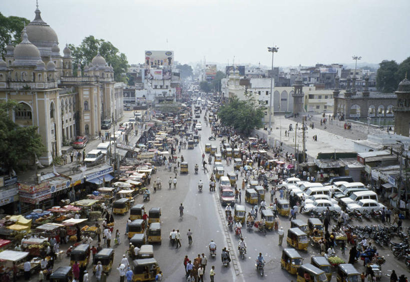 家,站,坐,走,横图,室外,白天,正面,度假,美景,植物,城市风光,城市,道路,路,公路,摩托车,汽车,旗帜,印度,亚洲,行人,服装,房屋,屋子,景观,黄包车,交通,许多人,注视,休闲装,娱乐,旗子,楼房,路人,住宅,车,树,树木,骑,衣服,蓝色,绿色,蓝天,天空,自然,交通工具,轿车,天,观察,看,站着,一群人,骑车,享受,休闲,休闲服,景色,放松,服饰,生长,晴朗,成长,观看,察看,关注,载具,南亚,万里无云,首府,印度共和国,旌旗,旗号,过客,安得拉,安得拉邦,海得拉巴,海德拉巴,男人,男性,年轻男性,年轻女性,女人,女性,亚洲人,印度人,晴空,晴空万里,马路,步行,散步,站立,走路,坐着,半身,彩图,房子
