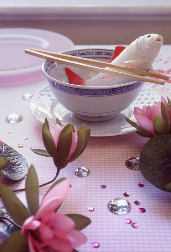 无人,竖图,室内,特写,白天,正面,纯洁,餐桌,筷子,桌子,莲花,锦鲤,鲤鱼,餐具,一双,一条,阴影,朦胧,模糊,盛开,反射,鱼,碟子,盘,影子,陶瓷,陶瓷制品,花蕾,文化,传统,鱼类,花,花瓣,花朵,鲜花,盘子,容器,碟,碗,花苞,花蕊,餐台,储藏,礼节,富贵,神圣,储存,礼仪,纯净,六月花神,观赏鱼,正直,鞭蕖,鞭蓉,芙蕖,菡萏,荷花,六月春,藕花,水旦,水芙蓉,水华,水芸,溪客,进餐用具,鲤子,鲤拐子,彩图,贮存