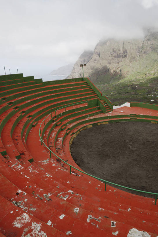 无人,体育馆,运动场,竖图,俯视,室外,白天,旅游,度假,草地,草坪,海浪,海洋,火山,石头,美景,名胜古迹,山,山脉,树林,植物,雾,标志建筑,地标,建筑,西班牙,欧洲,阴影,朦胧,模糊,遗迹,光线,石子,影子,景观,浪花,山顶,山峰,云,云朵,山峦,云彩,古迹,破坏,文物,娱乐,建设,体育场,古建筑,破损,草,树,树木,蓝色,绿色,白云,蓝天,天空,阳光,自然,海水,群山,天,享受,休闲,旅游胜地,景色,放松,生长,晴朗,成长,损坏,迷雾,加纳利群岛,南欧,自然风光,加那利群岛,丢弃,海景,古文明,抛弃,沉积岩,西班牙王国,运动馆,颠峰,极峰,遗弃,摈弃,扔掉,扔弃,甩掉,扬弃,费罗岛,耶罗岛,水成岩,大海,风浪,海,海水的波动,活火山,近岸浪,石块,岩石,涌浪,大雾,晴空,彩图,高角度拍摄