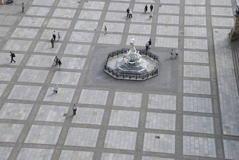 西方人,走,横图,俯视,室外,白天,度假,石头,美景,城市风光,城市,道路,路,喷泉,公路,雕塑,德国,欧洲,欧洲人,行人,游客,游人,飞溅,服装,艺术,装饰,溅,雕刻,雕像,石子,液体,景观,水滴,交通,首都,许多人,注视,休闲装,文化,娱乐,柏林,路人,旅客,水珠,衣服,工艺品,观察,看,品味,一群人,享受,休闲,休闲服,景色,放松,服饰,观看,纪念,美术,察看,西欧,关注,喷洒,主题,水景,陈列,德意志联邦共和国,功能,美学,美观,柏林州,过客,近卫骑兵露天市集,男人,男性,年轻男性,年轻女性,女人,女性,白种人,设计,石块,马路,步行,散步,走路,半身,彩图,高角度拍摄