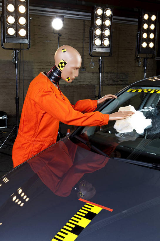 西方人,一个人,无人,站,竖图,室内,白天,侧面,汽车,纺织品,照明,欧洲,欧洲人,仅一个男性,仅一个人,擦,抚摸,握,阴影,服装,光线,布,人造模特,影子,灯光,织物,拿,分开,拿着,抹布,车,灯,仅一个年轻男性,衣服,灯具,交通工具,轿车,站着,橙色,隔断,擦拭,握着,服饰,道具,聚光灯,隔离,照亮,衣着,照明设备,穿着,封闭,载具,间隔,警戒线,服装模特,模特道具,封锁线,时装道具,展示道具,服装模特道具,陈列道具,断绝,隔开,屏蔽,屏绝,远离,中断,阻遏,阻隔,衣饰,封锁,揩擦,拭,男人,男性,年轻男性,白种人,站立,半身,彩图,轻抚