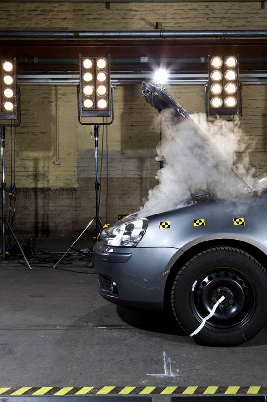 无人,竖图,室内,白天,正面,汽车,照明,阴影,光线,影子,灯光,分开,车,灯,黑色,轮胎,灯具,交通工具,轿车,打开,隔断,橡胶,烟,聚光灯,隔离,照亮,开启,照明设备,封闭,载具,间隔,引擎盖,橡胶制品,警戒线,车胎,封锁线,前照灯,前大灯,车前灯,断绝,隔开,屏蔽,屏绝,远离,中断,阻遏,阻隔,封锁,彩图,外胎