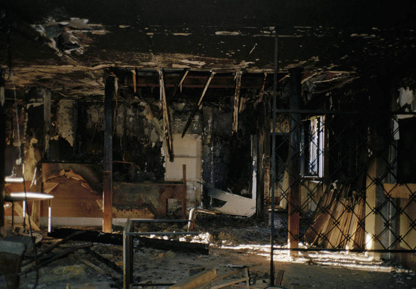 无人,家,横图,室内,白天,正面,热情,火,火焰,房屋,屋子,凌乱,燃烧,破坏,楼房,破损,住宅,损坏,混乱,火灾,灾难,丢弃,抛弃,纷乱,劫难,缭乱,磨难,庞杂,灾祸,遗弃,摈弃,扔掉,扔弃,甩掉,扬弃,烧毁,彩图,房子,灾害