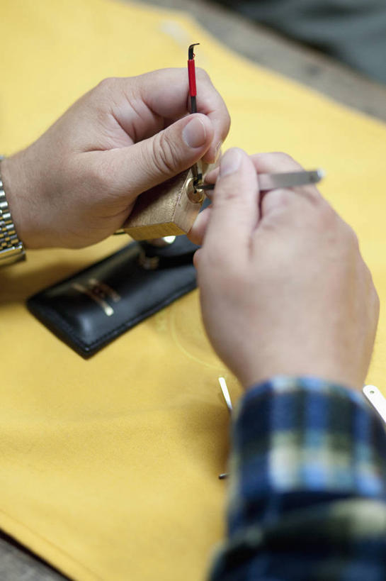 西方人,手,一个人,竖图,俯视,室内,特写,白天,安全,桌面,桌子,金属制品,欧洲,欧洲人,双手,仅一个男性,仅一个人,敲打,握,阴影,服装,时间,反射,金属,木制,锤子,工具,榔头,时钟,手表,影子,防护,拿,计时,拿着,休闲装,锁,仅一个年轻男性,衣服,木制品,钟表,休闲,手部,休闲服,表,握着,服饰,保护,腕表,五金,变形,紧固,矫正,保险,斧头,私密,塑形,保全,周全,安稳,安定,防盗,牢固,斧子,平安,男人,男性,年轻男性,白种人,钟,半身,彩图,高角度拍摄,撬斧