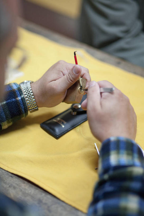 西方人,手,一个人,竖图,俯视,室内,特写,白天,安全,桌面,桌子,金属制品,欧洲,欧洲人,双手,仅一个男性,仅一个人,一副,敲打,握,阴影,服装,朦胧,模糊,时间,反射,金属,木制,锤子,工具,榔头,时钟,手表,眼镜,影子,防护,拿,计时,拿着,休闲装,锁,仅一个年轻男性,衣服,木制品,钟表,休闲,手部,休闲服,表,握着,服饰,保护,腕表,五金,变形,紧固,矫正,保险,斧头,私密,塑形,近视眼镜,保全,周全,安稳,安定,防盗,牢固,斧子,平安,男人,男性,年轻男性,白种人,钟,半身,彩图,高角度拍摄,撬斧