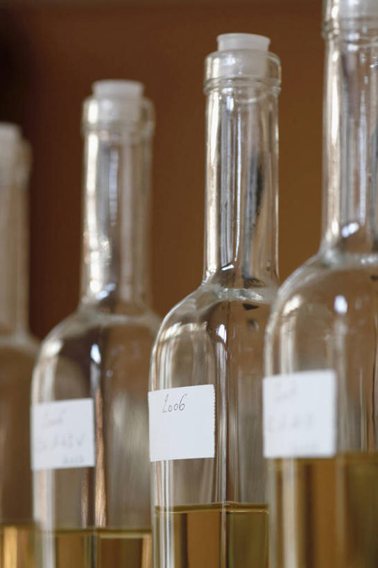 红酒,葡萄酒,无人,酒吧,竖图,室内,特写,白天,正面,奢侈,快乐,一排,整齐,白葡萄酒,浪漫,红酒瓶,玻璃制品,酒,酒瓶,饮料,排列,玻璃瓶,瓶子,香槟,诱惑,葡萄酒瓶,四瓶,队列,气泡酒,起泡酒,汽酒,彩图,高兴,欢笑,酒吧间,酒馆