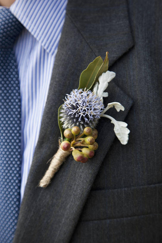 西方人,一个人,站,竖图,室外,特写,白天,正面,衬衫,西装,珠宝,欧洲,欧洲人,仅一个男性,仅一个人,阴影,套装,正装,装饰,盛开,反射,影子,领带,胸花,花蕾,职业装,花,花瓣,花朵,鲜花,仅一个年轻男性,一朵,饰品,花苞,花蕊,站着,胸针,华丽,修饰,点缀,配饰,衬托,美观,雅致,雅观,男人,男性,年轻男性,白种人,站立,半身,彩图,衬衣