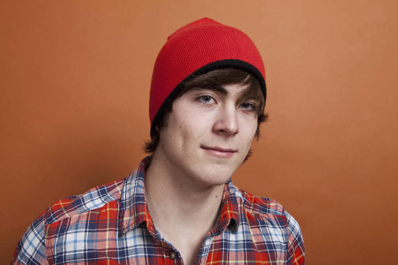 西方人,脸,头,脸颊,一个人,站,笑,微笑,横图,室内,特写,白天,正面,衬衫,帽子,欧洲,欧洲人,仅一个男性,仅一个人,橙色背景,阴影,服装,反射,影子,注视,休闲装,肩膀,仅一个年轻男性,衣服,观察,看,站着,休闲,休闲服,摄影,服饰,影棚,观看,察看,关注,一顶,棉帽,酒涡,梨涡,男人,男性,年轻男性,白种人,头部,脸部,脸蛋,面部,站立,半身,彩图,影棚拍摄,衬衣,拍摄