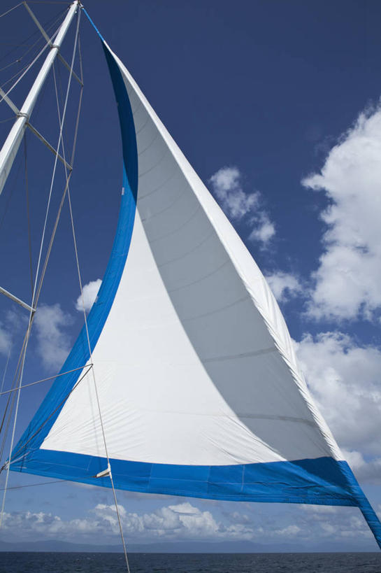 帆船,无人,竖图,室外,特写,白天,仰视,美景,船,一艘,阴影,光线,影子,景观,云,云朵,云彩,蓝色,白云,蓝天,天空,阳光,自然,交通工具,天,景色,晴朗,自然风光,载具,帆樯,桅竿,晴空,彩图,低角度拍摄