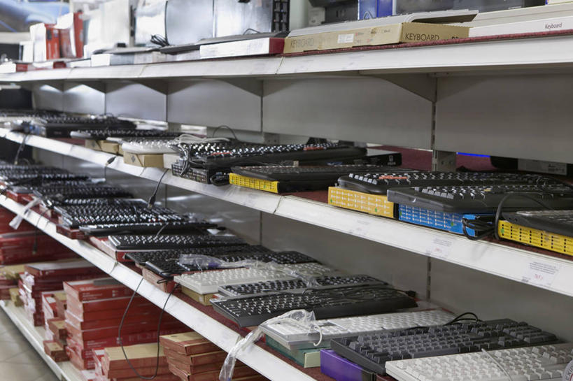 无人,横图,室内,特写,白天,正面,键盘,静物,一排,许多,阴影,整齐,并列,并排,反射,影子,输入设备,通讯设备,货架,架子,排列,队列,通信设备,陈列架,平行,彩图