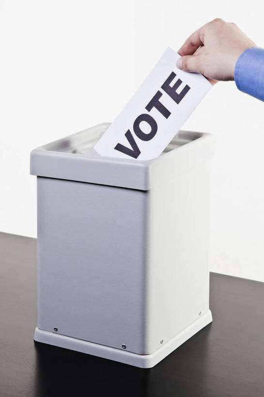 西方人,手,一个人,商务人士,商务男性,竖图,室内,特写,白天,白色背景,正面,衬衫,桌面,桌子,欧洲,欧洲人,仅一个男性,仅一个人,一张,握,套装,木制,英文,标志,材料,档案,文件,文字,纸,字符,字母,拿,拿着,标识,仅一个年轻男性,一个,白色,木制品,容器,手稿,箱子,资料,手部,握着,摄影,影棚,单个,储藏,英文字母,单手,证明,选票,储存,文档,商务装,工薪阶层,投票箱,票子,男人,男性,年轻男性,白种人,白领,上班族,半身,彩图,影棚拍摄,衬衣,拍摄,贮存,投票