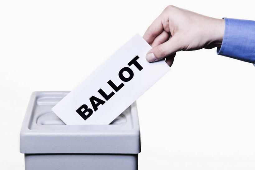 西方人,手,一个人,商务人士,商务男性,横图,室内,特写,白天,白色背景,正面,衬衫,欧洲,欧洲人,仅一个男性,仅一个人,一张,握,套装,英文,标志,材料,档案,文件,文字,纸,字符,字母,拿,拿着,标识,仅一个年轻男性,一个,白色,容器,手稿,箱子,资料,手部,握着,摄影,影棚,单个,储藏,英文字母,单手,证明,选票,储存,文档,商务装,工薪阶层,投票箱,票子,男人,男性,年轻男性,白种人,白领,上班族,半身,彩图,影棚拍摄,衬衣,拍摄,贮存,投票