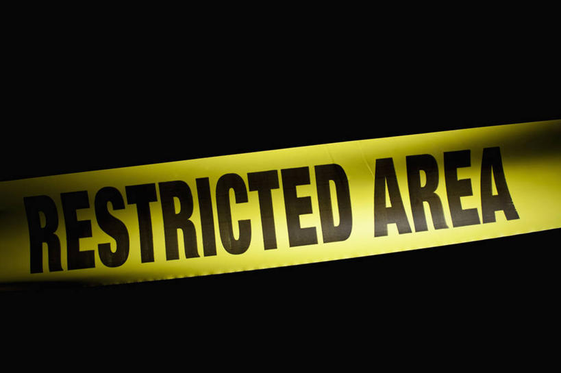 无人,横图,室内,特写,白天,正面,静物,一排,黑色背景,整齐,英文,标志,文字,字符,字母,分开,标识,排列,黄色,黑色,隔断,摄影,影棚,英文字母,隔离,队列,封闭,间隔,警戒线,封锁线,断绝,隔开,屏蔽,屏绝,远离,中断,阻遏,阻隔,封锁,彩图,影棚拍摄,拍摄