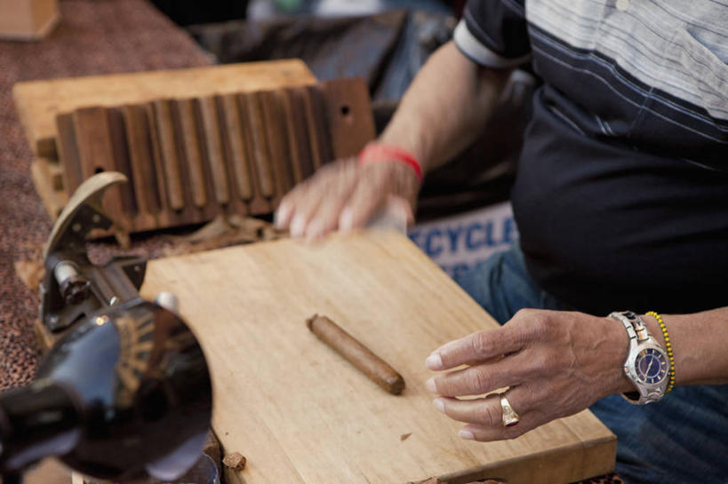 西方人,手,一个人,坐,捏,横图,俯视,室内,特写,白天,爱情,桌面,桌子,香烟,欧洲,欧洲人,双手,仅一个男性,仅一个人,仅一个中年男性,服装,朦胧,模糊,时间,木制,时钟,手表,浪漫,捏着,计时,休闲装,装饰品,工人,衣服,戒指,木制品,饰品,首饰,钟表,享受,休闲,手部,休闲服,表,雪茄,烟,恩爱,服饰,腕表,信物,权利,手饰,淡定,从容,男人,男性,中年男性,白种人,烟草,钟,坐着,半身,彩图,高角度拍摄