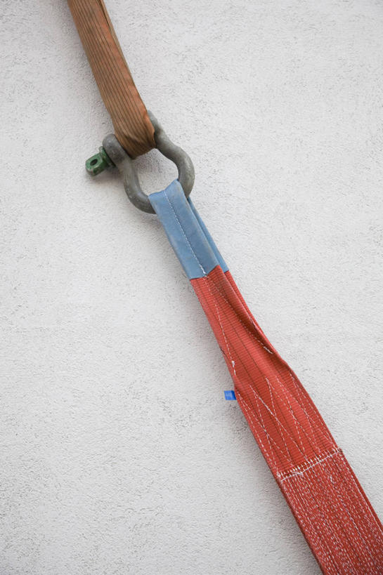 无人,竖图,俯视,室外,特写,白天,静物,阴影,花纹,反射,布,图案,影子,布纹,红色,铁环,锁链,链条,布匹,束缚,限制,约束,彩图,高角度拍摄