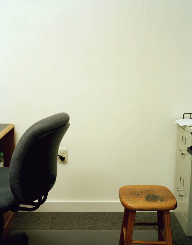 无人,办公室,竖图,室内,白天,正面,柜子,家具,桌子,椅子,材料,档案,文件,办公桌,墙,墙壁,墙面,白色,会议椅,资料,办公椅,文档,档案柜,办公家具,商务椅,培训椅,彩图