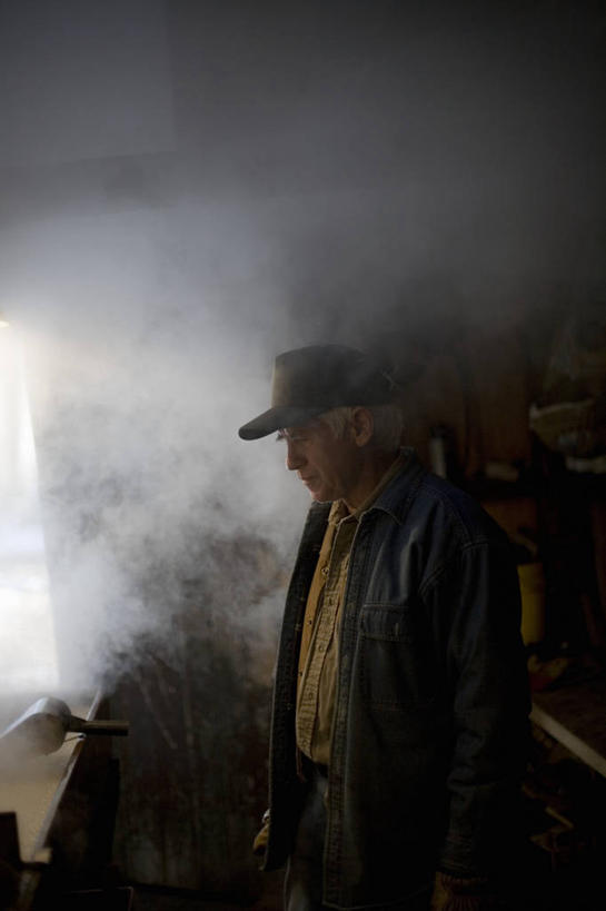 西方人,一个人,农民,站,竖图,室内,白天,侧面,雾,帽子,欧洲,欧洲人,仅一个男性,仅一个人,沸腾,服装,朦胧,模糊,粘稠,蒸汽,调料,糖,水蒸气,雾气,调味品,调味料,注视,休闲装,运动帽,衣服,观察,看,站着,仅一个老年男性,休闲,休闲服,鸭舌帽,烟,服饰,观看,糖浆,气体,察看,关注,枫糖浆,黏稠,蒸发,浓厚,老年男性,男人,男性,白种人,佃农,农场主,农夫,农工,乡下人,小农,庄稼人,站立,半身,彩图