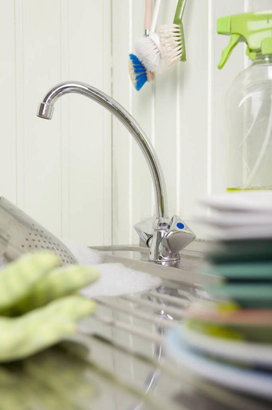 无人,竖图,室内,特写,白天,正面,厨房,餐具,纺织品,一排,朦胧,模糊,整齐,布,碟子,盘,水槽,水龙头,织物,抹布,水斗,开关,排列,盘子,瓶子,塑料制品,碟,打开,塑料瓶,堆,阀门,开启,喷雾瓶,队列,水咀,彩图,灶间,喷瓶