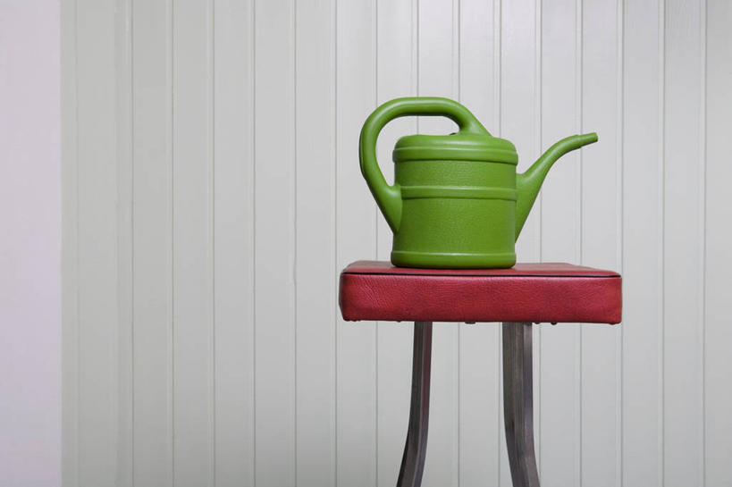 无人,横图,室内,特写,白天,正面,静物,椅子,阴影,反射,壶,影子,墙,洒水壶,墙壁,墙面,水壶,一个,红色,绿色,单个,吧椅,吧台椅,浇水壶,酒吧椅,彩图