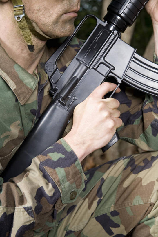 西方人,一个人,蹲,竖图,室外,白天,侧面,竞争,帽子,欧洲,欧洲人,仅一个男性,仅一个人,仅一个中年男性,士兵,对抗,握,冲突,枪支,头盔,拿,拿着,破坏,安全帽,武器,战争,握着,手枪,损坏,攻击,威胁,对立,矛盾,兵器,迷彩服,军服,防御,枪械,来福枪,来复枪,弹夹,敌对,挫败,斗争,抗拒,抗衡,杀伤,威慑,兵士,子弹夹,伪装服,野战服,作战服,危险,男人,男性,中年男性,白种人,蹲着,半身,彩图