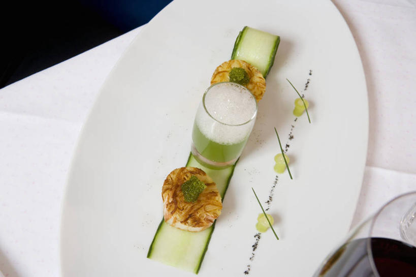 红酒,葡萄酒,无人,餐厅,横图,俯视,室内,特写,白天,餐桌,桌子,黄瓜,蔬菜,杯子,餐具,阴影,新鲜,反射,碟子,高脚杯,盘,影子,食品,红酒杯,酒类,饮品,蔬菜汁,玻璃制品,酒,食物,饮料,一个,盘子,酒杯,水杯,碟,红葡萄酒,有机食品,绿色食品,单个,餐台,葡萄酒杯,可口,黄瓜汁,适口,玻璃杯,青瓜,胡瓜,彩图,高角度拍摄,餐馆,饭店,饭馆