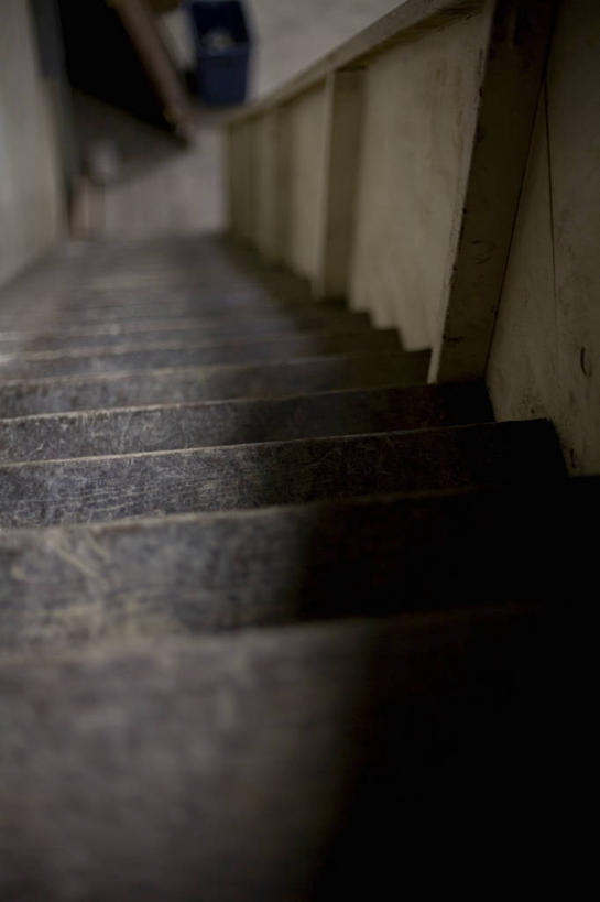 无人,家,栏杆,竖图,俯视,室内,白天,石头,楼梯,阴影,反射,扶手,石子,影子,房屋,阶梯,屋子,护栏,楼房,台阶,住宅,丢弃,抛弃,遗弃,摈弃,扔掉,扔弃,甩掉,扬弃,石块,彩图,高角度拍摄,房子