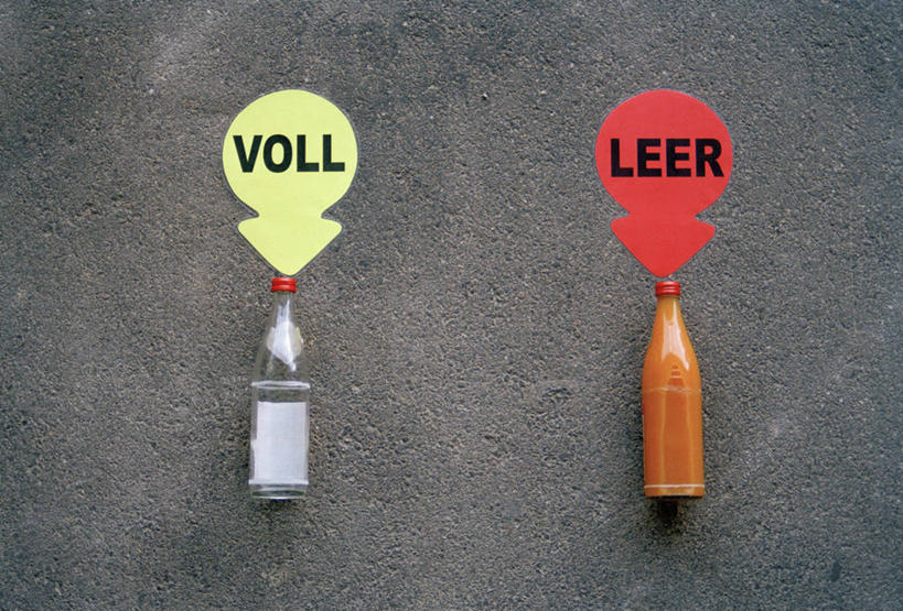 果汁,无人,横图,俯视,室外,特写,白天,道路,路,公路,英文,标志,文字,字符,字母,橙汁,交通,饮品,方向,标识,箭头,饮料,两个,瓶子,塑料制品,塑料瓶,英文字母,指向,甜橙,可口,簇,适口,马路,橙子,橙,彩图,高角度拍摄,鹄壳,黄橙,黄果,金橙,金环,金球,糖橙