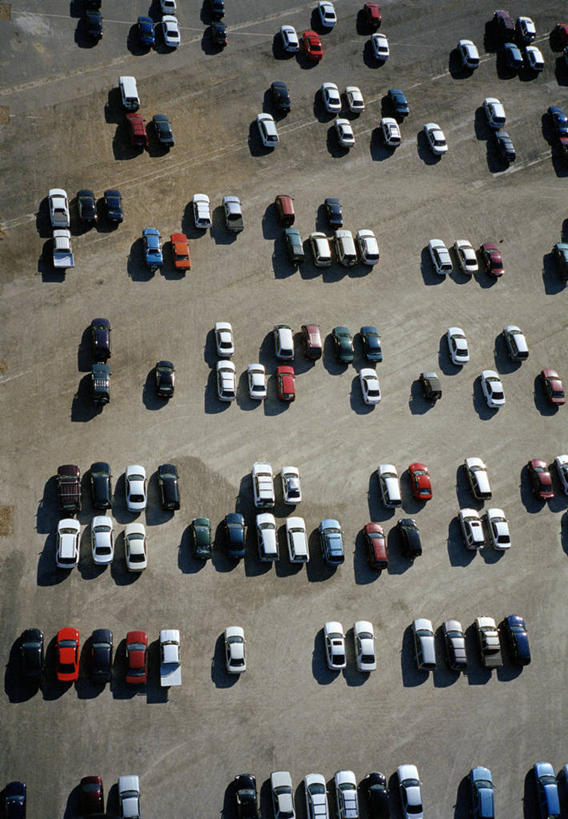 无人,停车场,竖图,俯视,航拍,室外,白天,汽车,一排,许多,停靠,阴影,整齐,并列,并排,光线,影子,很多,车,排列,阳光,交通工具,轿车,鸟瞰,队列,停泊,载具,平行,彩图,高角度拍摄,泊车场