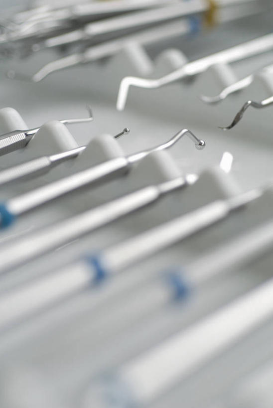 无人,竖图,俯视,室内,特写,白天,纯洁,静物,金属制品,一排,许多,阴影,朦胧,模糊,整齐,并列,并排,反射,金属,影子,银色,很多,排列,信仰,医疗设备,队列,高贵,医疗器械,平行,医疗工具,雅致,探针,彩图,高角度拍摄