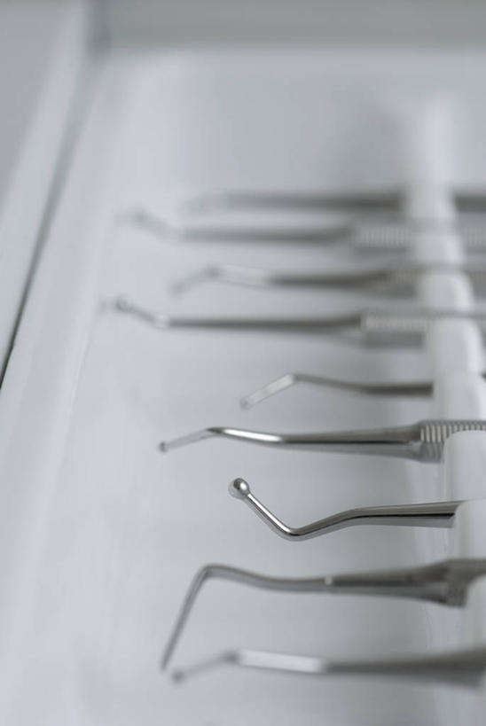 无人,竖图,俯视,室内,特写,白天,纯洁,静物,金属制品,一排,许多,阴影,朦胧,模糊,整齐,并列,并排,反射,金属,影子,银色,很多,排列,信仰,医疗设备,队列,高贵,医疗器械,平行,医疗工具,雅致,探针,彩图,高角度拍摄