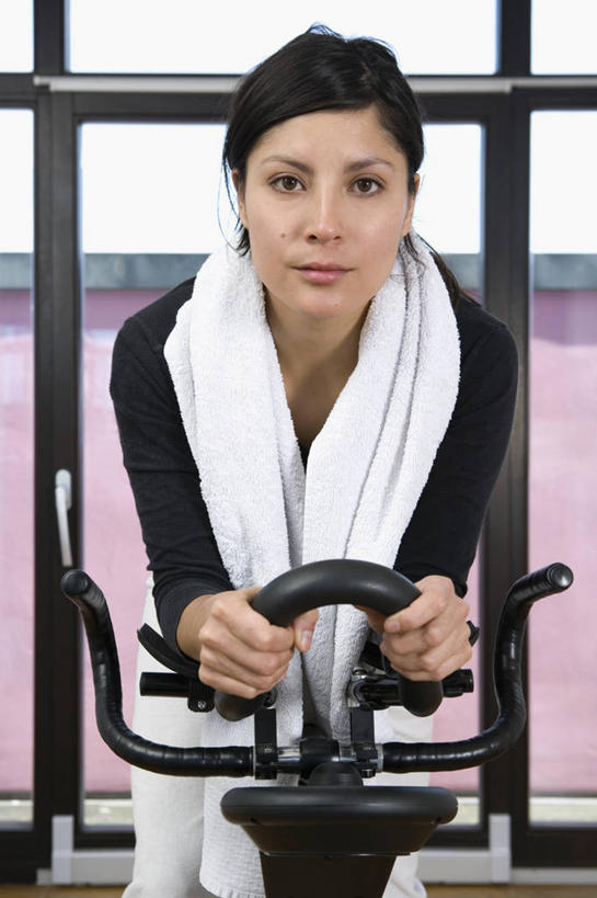 西方人,一个人,健身房,站,竖图,室内,白天,正面,运动服,锻炼,运动,欧洲,欧洲人,仅一个年轻女性,仅一个女性,仅一个人,握,服装,纺织物,注视,娱乐,运动器械,衣服,黑色,毛巾,观察,看,清洁,站着,享受,休闲,健身器械,放松,握着,服饰,观看,保暖,察看,衣着,穿着,关注,健身器材,透气,防水,室内运动,健身车,衣饰,储水,耐磨,吸水,年轻女性,女人,女性,白种人,站立,半身,彩图,健身,健身馆,运动器材,运动装