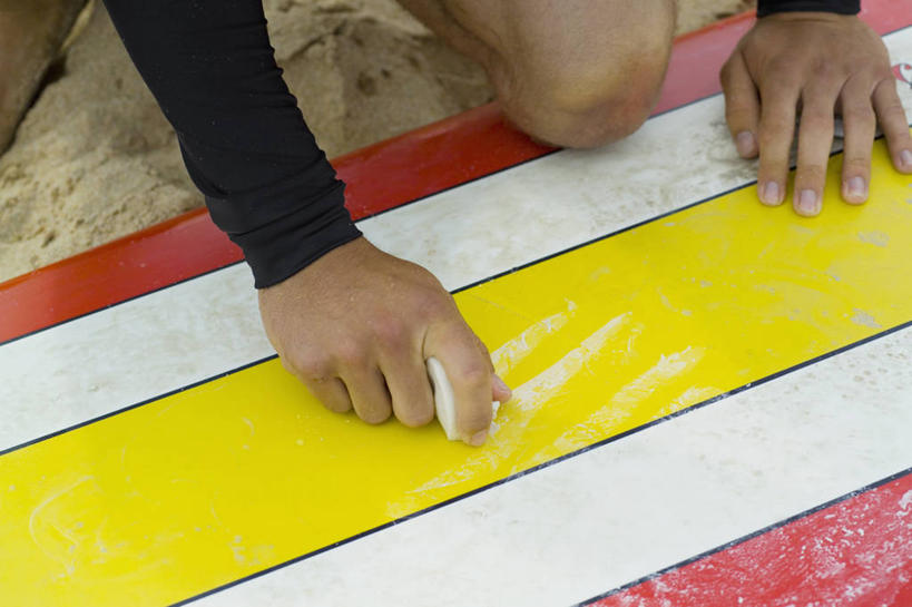 西方人,手,一个人,跪,横图,俯视,室外,特写,白天,沙滩,欧洲,欧洲人,双手,仅一个男性,仅一个人,仅一个中年男性,撑,握,服装,笔,冲浪板,蜡笔,沙子,海岸,办公用品,沙地,拿,拿着,运动器械,文具,一个,衣服,学习用品,手部,健身器械,握着,服饰,单个,文具用品,绘图,撑着,衣着,穿着,健身器材,衣饰,冲浪装备,男人,男性,中年男性,白种人,海滩,跪着,画画,画图,摹绘,半身,彩图,高角度拍摄,运动器材