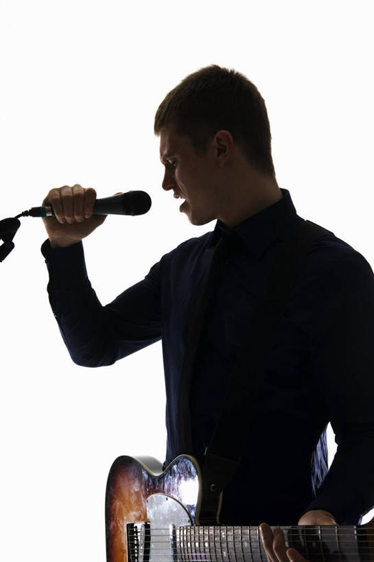 西方人,一个人,歌唱家,站,竖图,室内,白天,白色背景,正面,欧洲,欧洲人,仅一个男性,仅一个人,一把,握,服装,吉他,乐器,弦乐器,拿,拿着,注视,休闲装,仅一个年轻男性,衣服,话筒,观察,看,站着,休闲,休闲服,握着,唱歌,摄影,服饰,影棚,观看,察看,麦克风,关注,扩音器,弹拨弦鸣乐器,演唱,传声器,歌唱,微音器,男人,男性,年轻男性,白种人,歌手,站立,半身,彩图,影棚拍摄,拍摄,弹拨弦乐器