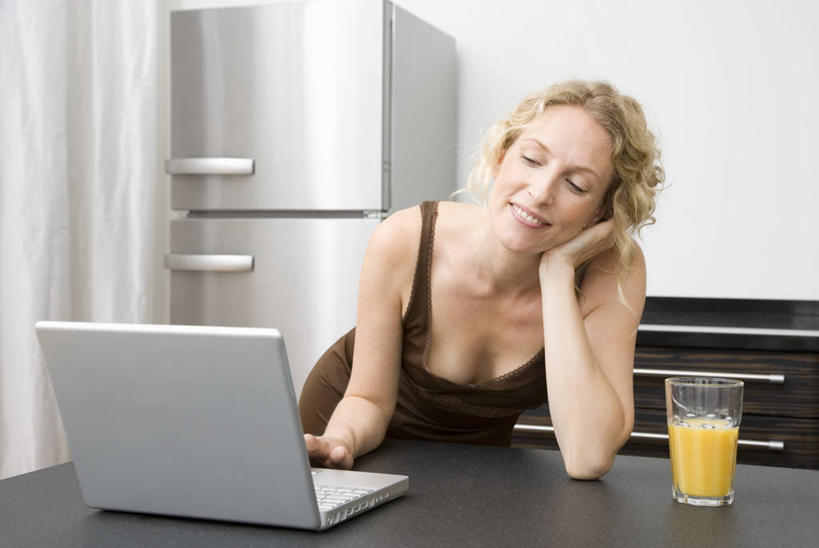 果汁,西方人,一个人,笑,微笑,露齿笑,横图,室内,白天,正面,裙子,电脑,笔记本电脑,餐桌,桌子,杯子,欧洲,欧洲人,仅一个女性,仅一个人,撑,阴影,连衣裙,反射,网络,电器,影子,冰箱,墙,橙汁,饮品,托腮,注视,通讯设备,冷冻,冷柜,墙壁,墙面,玻璃制品,饮料,白色,水杯,冷藏柜,观察,看,趴着,托,仅一个中年女性,冷藏,餐台,观看,储藏,一台,察看,无线,家电,家用电器,甜橙,关注,可口,托下巴,通信设备,无线网络,无线上网,便携式电脑,保鲜,适口,单手托腮,手提电脑,女人,女性,中年女性,白种人,玻璃杯,橙子,橙,趴,半身,彩图,鹄壳,黄橙,黄果,金橙,金环,金球,糖橙