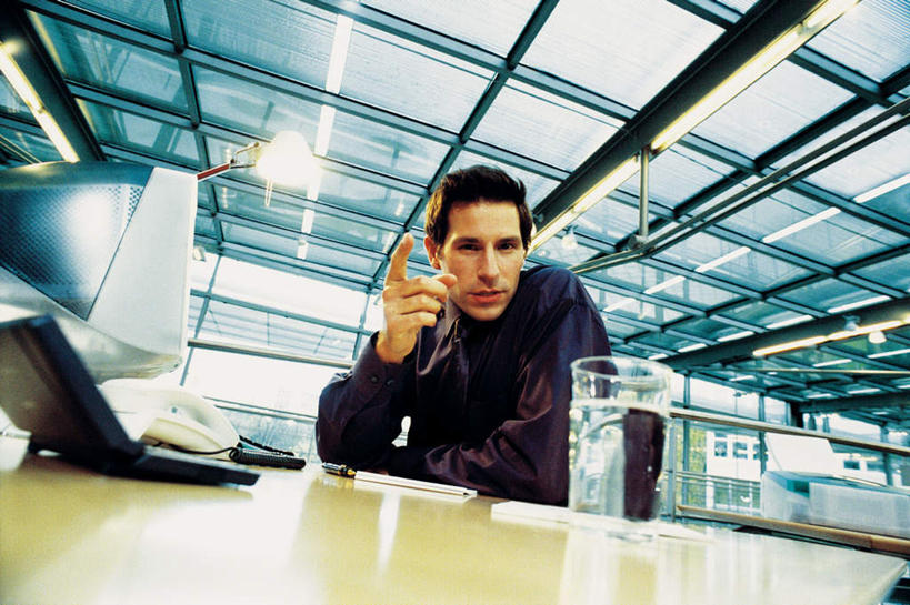 西方人,一个人,商务人士,商务男性,办公室,坐,横图,室内,白天,仰视,衬衫,电脑,显示器,鼠标,键盘,家具,桌子,杯子,椅子,欧洲,欧洲人,仅一个男性,仅一个人,仅一个中年男性,指,阴影,套装,朦胧,模糊,光线,网络,材料,档案,文件,影子,办公桌,灯光,注视,指点,输入设备,通讯设备,玻璃制品,会议椅,水杯,资料,观察,看,台式电脑,观看,办公椅,察看,指向,关注,文档,通信设备,商务装,工薪阶层,输出设备,办公家具,商务椅,培训椅,男人,男性,中年男性,白种人,白领,上班族,玻璃杯,坐着,半身,彩图,低角度拍摄,衬衣