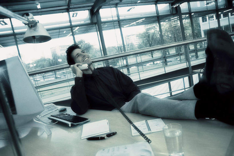 西方人,一个人,商务人士,商务男性,办公室,坐,笑,打电话,微笑,横图,室内,白天,正面,衬衫,电脑,显示器,鼠标,键盘,家具,桌子,杯子,电话,椅子,欧洲,欧洲人,仅一个男性,仅一个人,仅一个中年男性,握,阴影,套装,朦胧,模糊,光线,网络,笔,材料,档案,文件,影子,办公桌,灯光,办公用品,拿,拿着,注视,输入设备,通讯设备,玻璃制品,文具,一个,话筒,会议椅,水杯,学习用品,资料,观察,看,电话线,台式电脑,握着,单个,观看,办公椅,文具用品,察看,关注,文档,通信设备,商务装,工薪阶层,输出设备,办公家具,商务椅,培训椅,交流,男人,男性,中年男性,白种人,白领,上班族,玻璃杯,电话机,沟通,通话,坐着,半身,彩图,衬衣